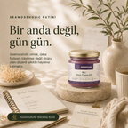 Seamossholic günlük rutin kartı ve Mor Deniz Yosunu Jeli kavanozu masa görseli