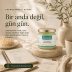 Seamossholic günlük rutin kartı ve Nane Aromalı Deniz Yosunu Jeli kavanozu masa görseli