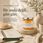 Seamossholic günlük rutin kartı ve Portakal & Mango Aromalı Deniz Yosunu Jeli kavanozu masa görseli