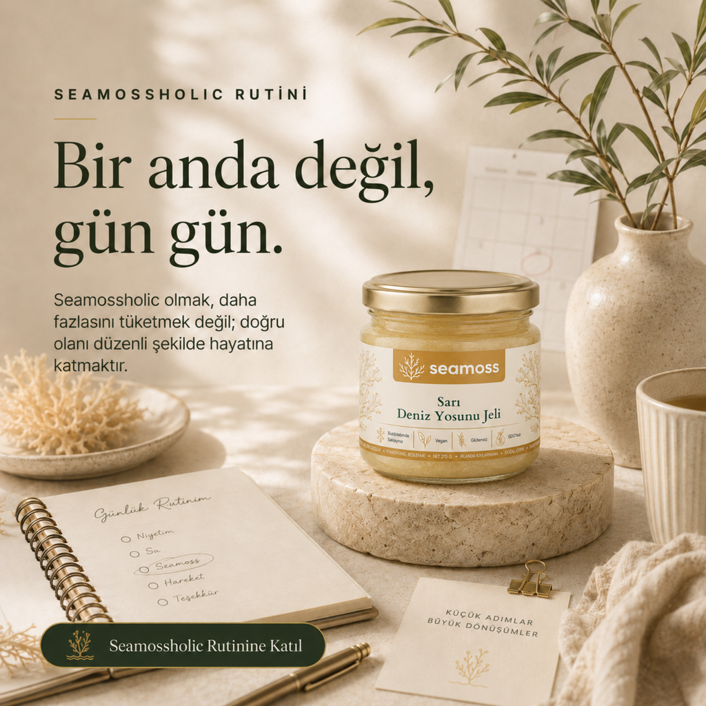 Seamossholic günlük rutin kartı ve Sarı Deniz Yosunu Jeli kavanozu masa görseli