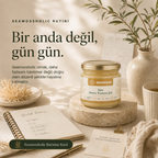 Seamossholic günlük rutin kartı ve Sarı Deniz Yosunu Jeli kavanozu masa görseli