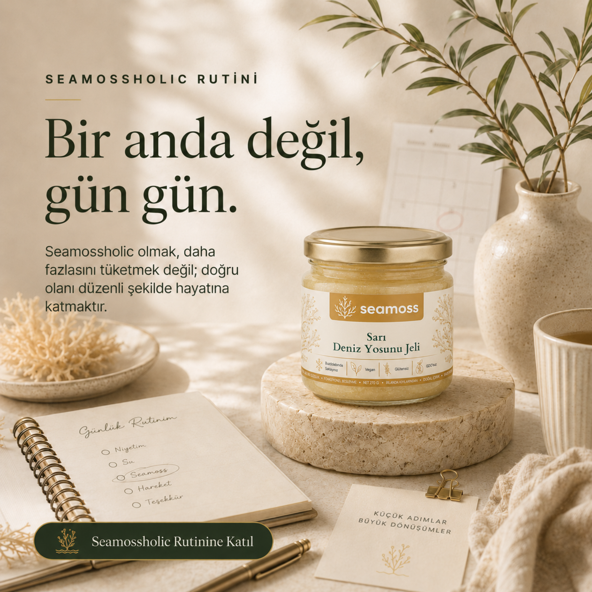 Seamossholic günlük rutin kartı ve Sarı Deniz Yosunu Jeli kavanozu masa görseli