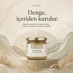 "Denge içeriden kurulur" temalı sakin görsel, Vanilya Aromalı Deniz Yosunu Jeli kavanozu (krem rengi jel)