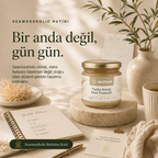 Seamossholic günlük rutin kartı ve Vanilya Aromalı Deniz Yosunu Jeli kavanozu masa görseli